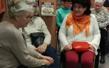 Dyskusja uczestniczek o pisarzu