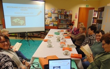 Dyskusyjny Klub Książki w Skidziniu uczestniczki słuchają prelekcji
