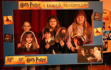 Konkurs "Harry Potter i Kamień Filozoficzny" uczestnicy pozują do zdjęc