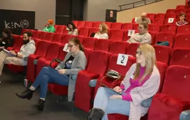 Uczestnicy słuchają zadania