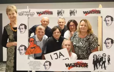 Wsp&oacute;lne zdjęcie uczestnik&oacute;w w specjalnej ramce na zdjęcia