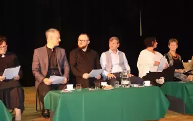 Narodowe Czytanie - zdjęcie os&oacute;b czytających