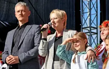 od lewej Radosław Szot Burmistrz Brzeszcz, Iwona Gibas Członek Zarządu Wojew&oacute;dztwa Małopolskiego, dzieci z Dziecięcego Zespołu Pieśni i Tańca "Iskierki"