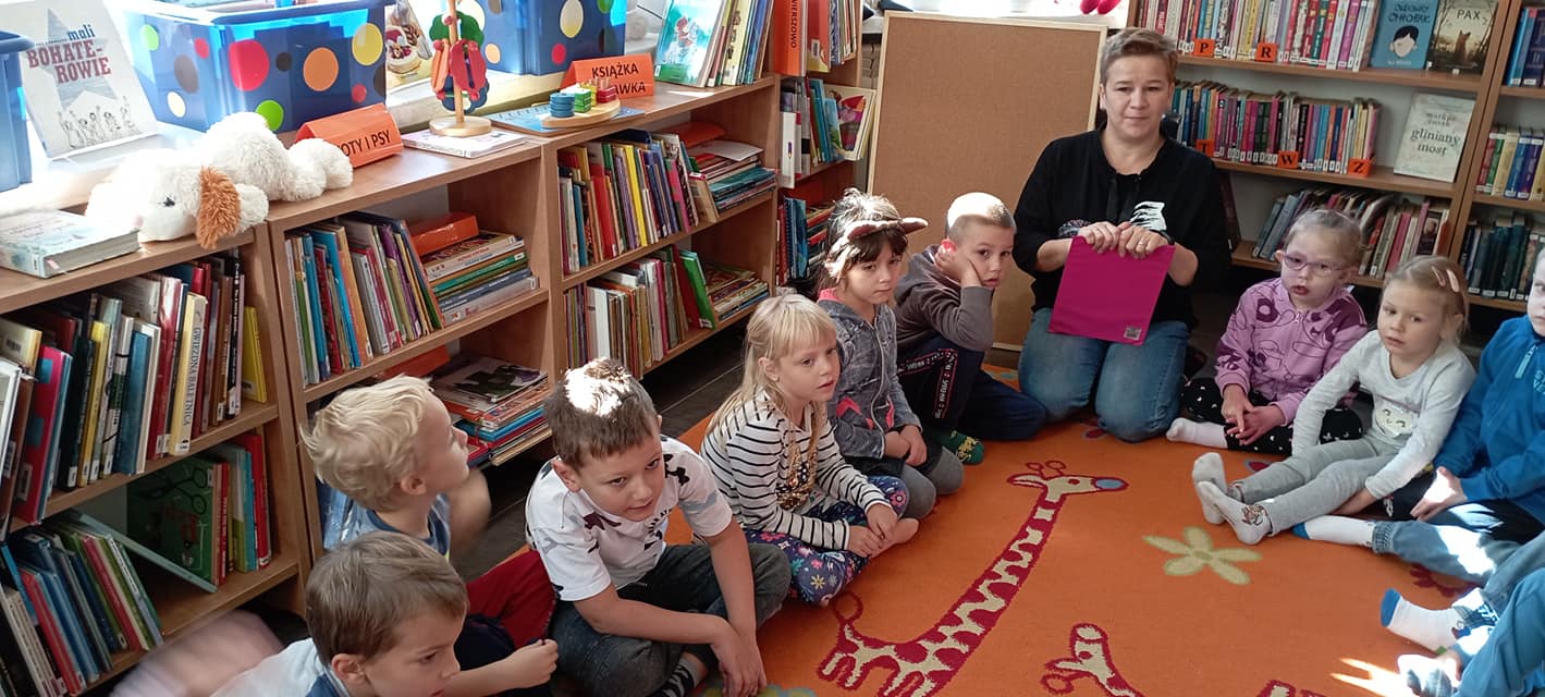 dzieci w bibliotece w willi