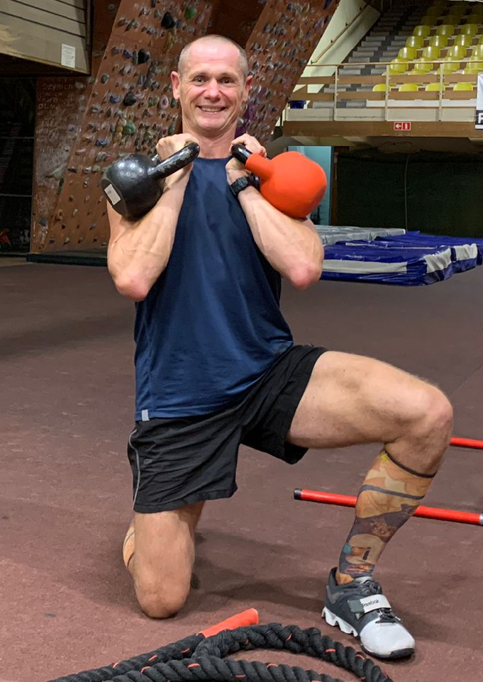 zdjęcie przesdatwa Jacka Puckę z&nbsp;hantelkami