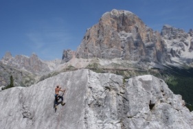 na zdjęciu Wojciech Drewniak wsponający się na&nbsp;skałę