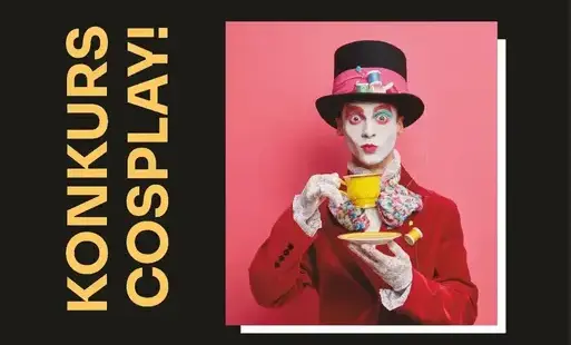 plakat z informacjami dotyczącymi konkursu cosplay, czas, miejsce, obrazek z postacią przebraną w stylu cosplay, informacja o nagrodach 
